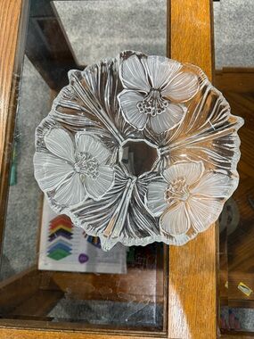 Mikasa Hibiscus Serving Bowl Round Scallop Etched Flowers 9" Diameter 2.75"h